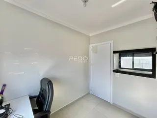 Foto de um espaço interno com paredes brancas e piso claro.