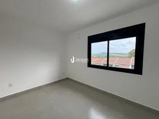 Ambiente interno de uma sala com grande janela.
