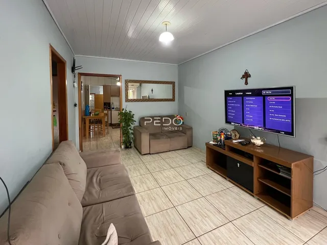 Sala de estar com sofá e piso de cerâmica em um imóvel no Brasil.
