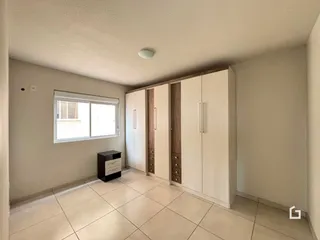 Foto de um cômodo interno com armários embutidos e piso de cerâmica.