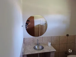 Imagem de um banheiro com pia e revestimento de cerâmica.