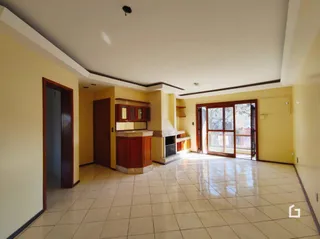 Área interna com piso de cerâmica e paredes amarelas em uma residência.