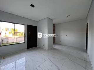 Foto de uma sala ampla com piso de porcelanato claro e grande janela lateral.