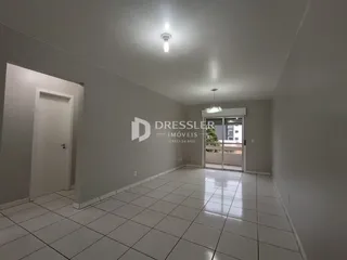Vista de um corredor interno com piso de cerâmica branca.