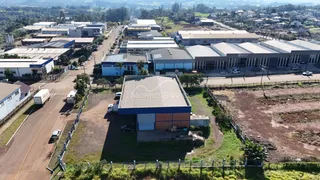 Vista aérea de um complexo industrial com vários galpões em Lajeado, Brasil.
