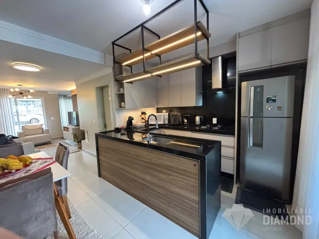 Esta é uma foto de uma sala de estar e cozinha moderna em um imóvel.