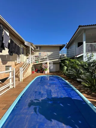 Fachada de casa com piscina.