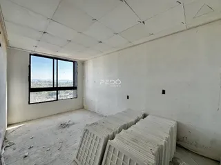 Foto de um cômodo interno de uma residência em fase de reforma.