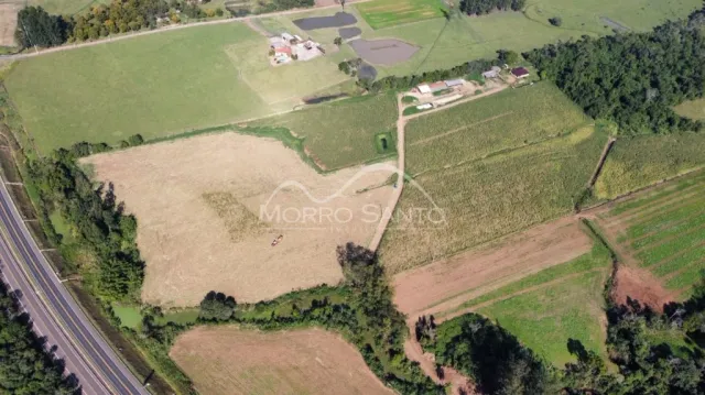 Vista aérea de uma área rural com campos e vegetação na região de Lajeado.