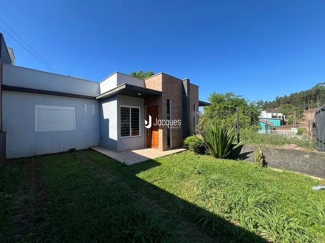 Foto da fachada de uma residência em Lajeado, Brasil, com jardim frontal.