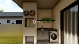 Interior de uma sala com decoração de parede e máquina de lavar roupa.
