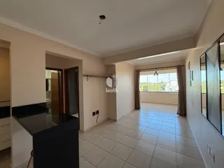 Sala de estar com piso de cerâmica e grande janela de vidro.