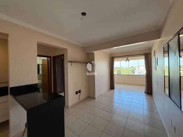 Sala de estar com piso de cerâmica e grande janela de vidro.