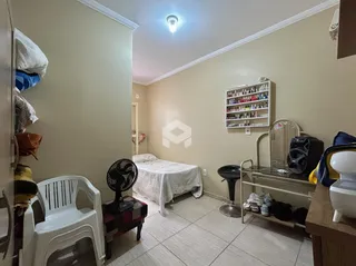 Quarto com cama e móveis em um imóvel residencial.