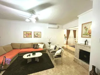 Sala de estar com sofá e lareira em um imóvel no Brasil.