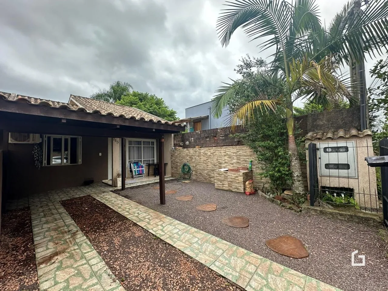 Foto da fachada e pátio de uma residência em Lajeado.