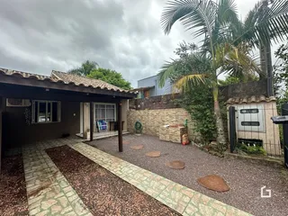 Foto da fachada e pátio de uma residência em Lajeado.