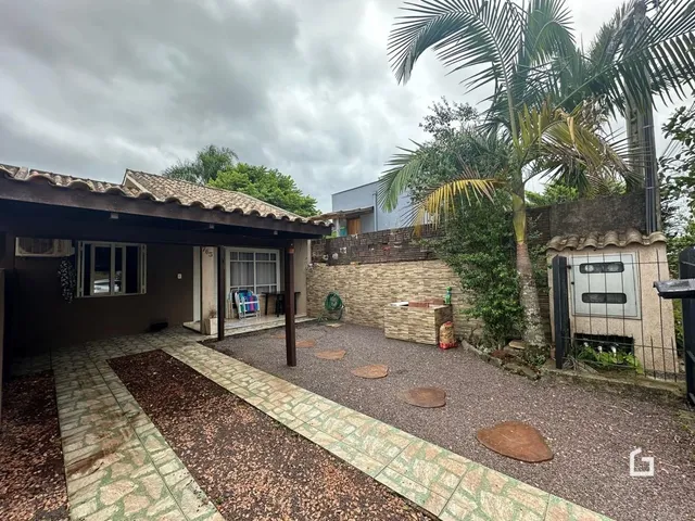 Foto da fachada e pátio de uma residência em Lajeado.