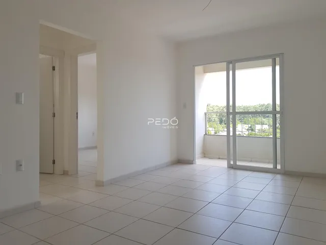 Ambiente interno com piso de cerâmica e porta de vidro.