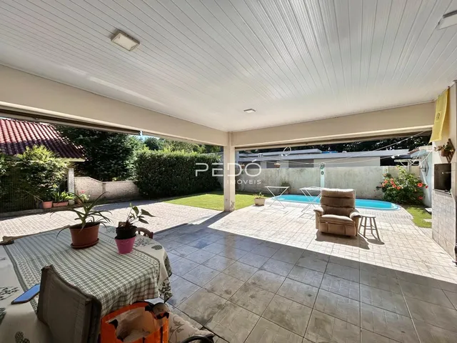 Vista de uma área externa com piscina e deck em Lajeado, Brasil.