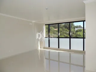 Vista interna de um ambiente com grande janela.