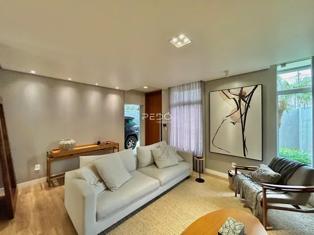 Sala de estar com sofá branco e decoração moderna.