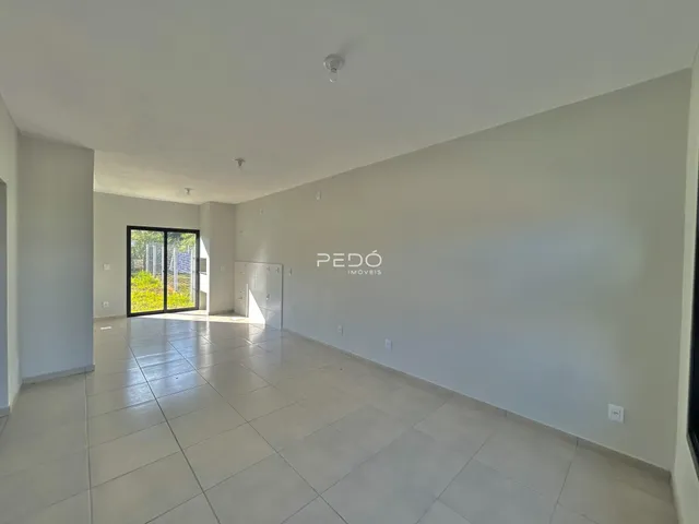 Interior de um espaço amplo com piso de cerâmica claro.