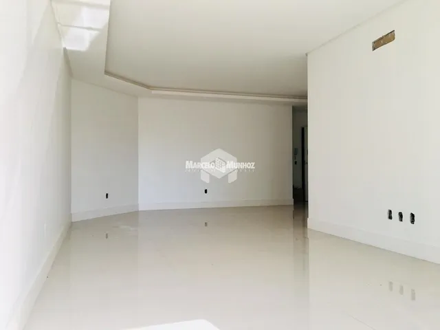 Hall de entrada de uma residência com paredes brancas.