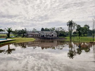 A fachada de uma casa em Lajeado refletida na água