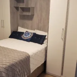 Foto de um quarto com cama de casal.
