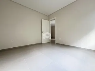 Hall de entrada com piso de cerâmica clara.