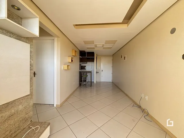 Hall de entrada de uma residência com piso de cerâmica.