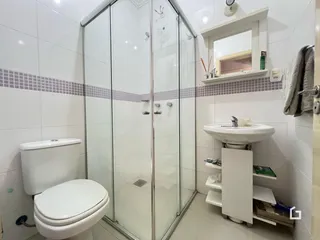 A foto mostra o interior de um banheiro com revestimento cerâmico.