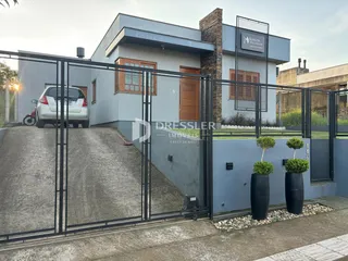 Foto da fachada de uma residência com portão de ferro.