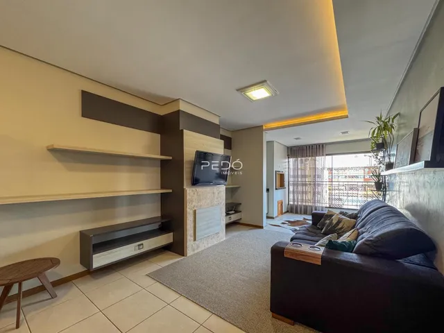 Sala de estar com sofá e decoração moderna em um imóvel no Brasil.