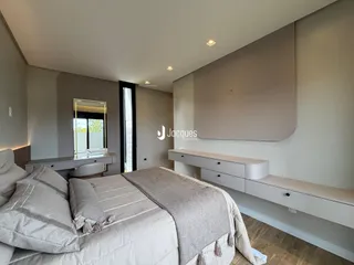 Quarto com cama e armário moderno na residência.