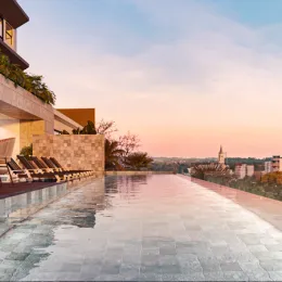 Piscina externa com vista panorâmica da paisagem urbana.