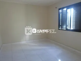 Foto de um cômodo vazio com paredes brancas e piso claro.