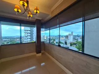 Vista panorâmica da cidade vista da sala de estar.