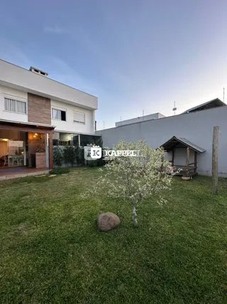 Foto da área externa gramada de uma propriedade em Lajeado.