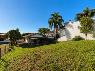 Vista externa de uma residência com jardim gramado em Lajeado.