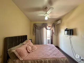 Quarto com cama e cortinas