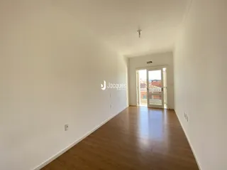 Hall de corredor com piso de madeira clara.