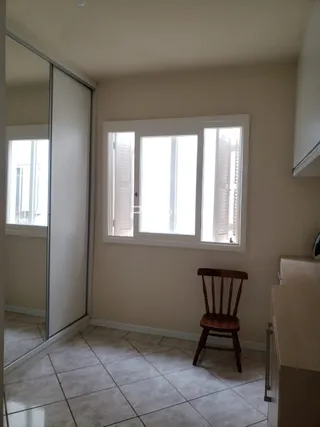 Ambiente interno com piso de cerâmica e janela.