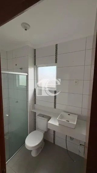 Foto de um banheiro com revestimento de azulejos brancos.