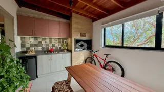 Interior de uma sala com armários e piso de cerâmica.