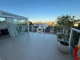 Varanda com vista para a paisagem urbana de Lajeado.