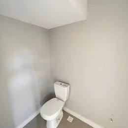 Foto de um vaso sanitário branco em um banheiro.