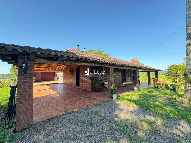 Fachada de casa de tijolos com varanda e pátio no Brasil.