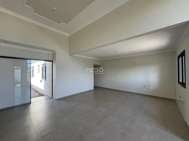 Vista ampla de um ambiente interno com piso de cerâmica e paredes brancas.